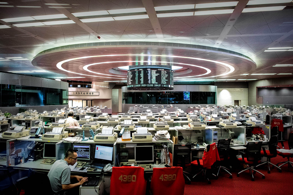 HONG KONG PREPARES POLICIES TO REESTABLISH THE STATUS OF THE ASIAN FINANCIAL CENTER